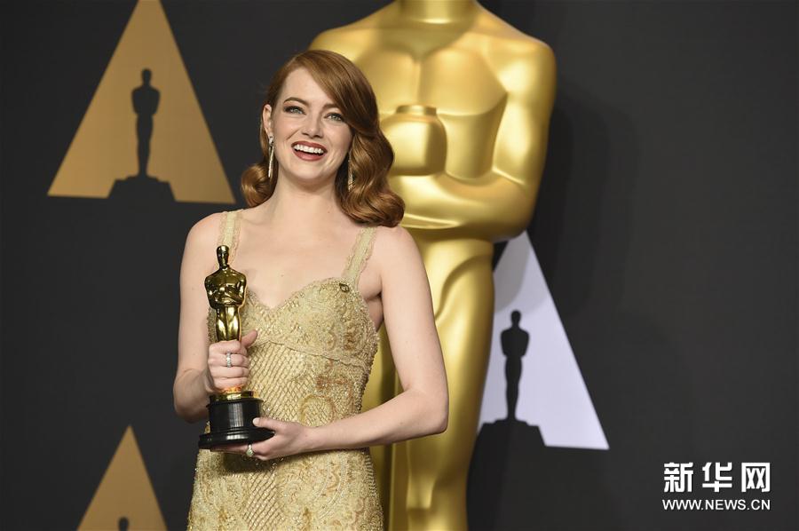 組圖:第89屆奧斯卡頒獎(jiǎng)禮 獲獎(jiǎng)眾星手捧小金人