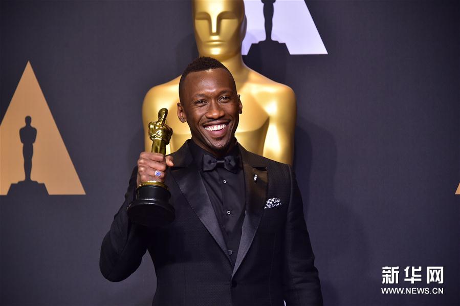 組圖:第89屆奧斯卡頒獎(jiǎng)禮 獲獎(jiǎng)眾星手捧小金人