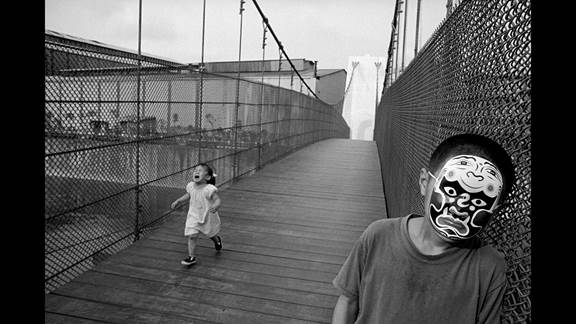 說明: Macintosh HD:Users:chendong:Desktop:張乾琦 工作坊:工作坊:官方作品:中文圖說:不存在的戰(zhàn)爭:6. 張乾琦，“不存在的戰(zhàn)爭”視頻截圖，2017.jpg