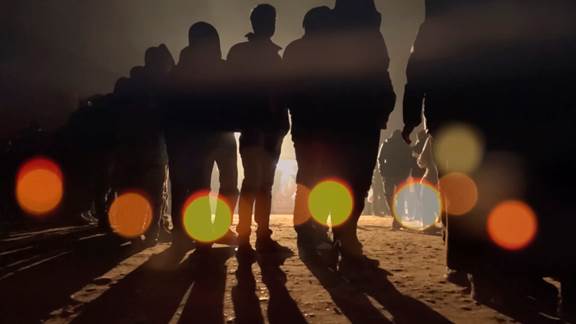 說明: Macintosh HD:Users:chendong:Desktop:張乾琦 工作坊:工作坊:官方作品:中文圖說:AZMA:5. 張乾琦，“AZMA”視頻截圖，2017 .jpg