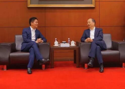 中國工商銀行董事長易會(huì)滿和京東集團(tuán)董事局主席兼首席執(zhí)行官劉強(qiáng)東見證了雙方合作協(xié)議的簽署。 