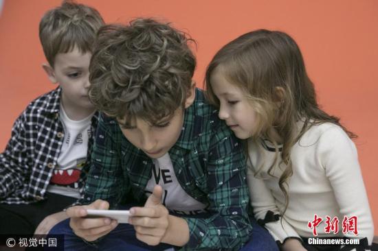 外報：一天滑手機(jī)80次 孩子網(wǎng)癮過高怎么辦？