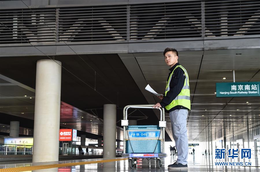 （關(guān)注春運(yùn)·圖片故事）（7） 奔跑吧！高鐵送餐小哥