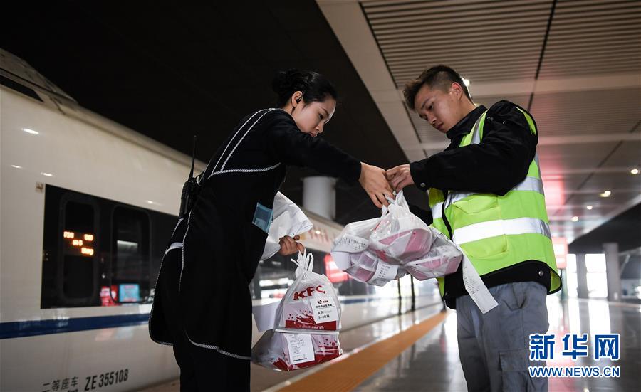 （關(guān)注春運(yùn)·圖片故事）（8） 奔跑吧！高鐵送餐小哥