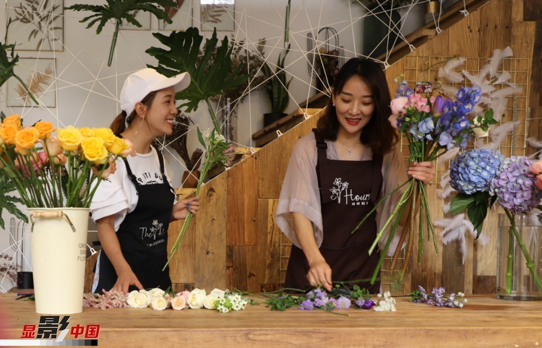 “昆明是鮮花的原產(chǎn)地，有亞洲最大的鮮切花交易市場，可以說具備開花店的天時地利；另外和很多女孩一樣，我從小也就有開花店的夢想！”說起當(dāng)初的決定，王黎媛說一是因為夢想，另外也跟昆明這個城市產(chǎn)花、賣花的“基因”有關(guān)。圖為王黎媛和同事在制作花束。新華網(wǎng) 周亞平/攝 念新洪/文