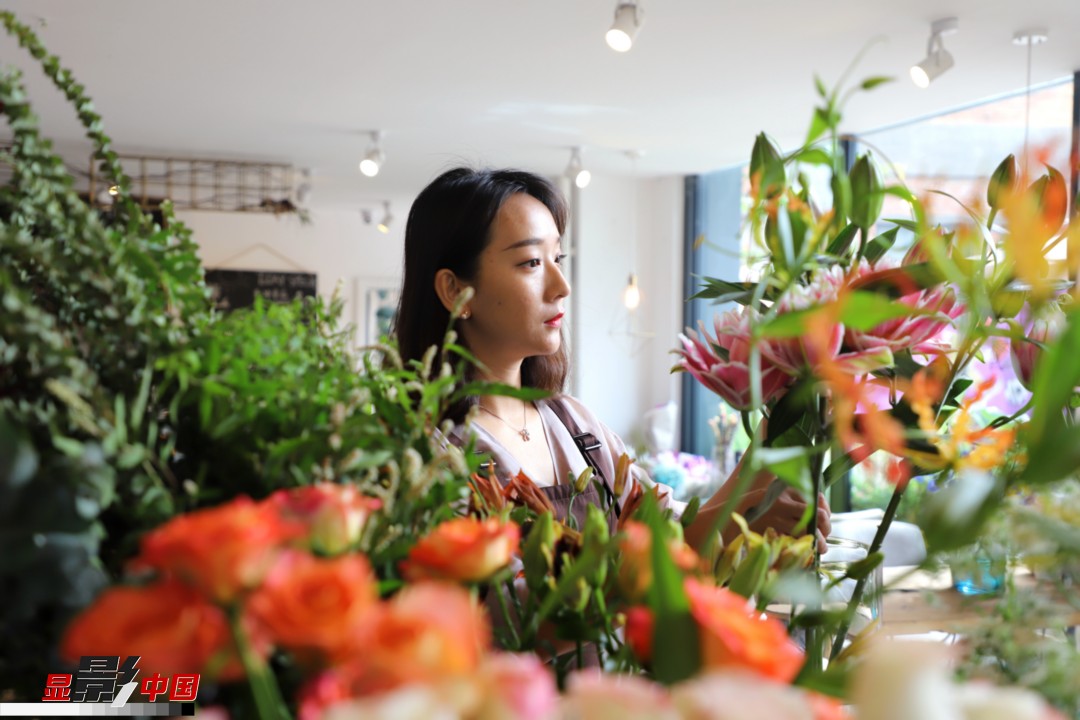 每天和花打交道是一個幸福的職業(yè)，但同時也充滿壓力和挑戰(zhàn)，“花在呈現(xiàn)給客人的那一瞬間是美好的，但前面的每一個步驟都是很辛苦的?！蓖趵桄抡f，花藝是最原始的手工藝產(chǎn)品，沒有辦法機械化、流程化和規(guī)?；?，必須要用雙手一點點地賦予其生命和美感。圖為王黎媛在挑選制作花束的鮮花。新華網(wǎng) 周亞平/攝 念新洪/文